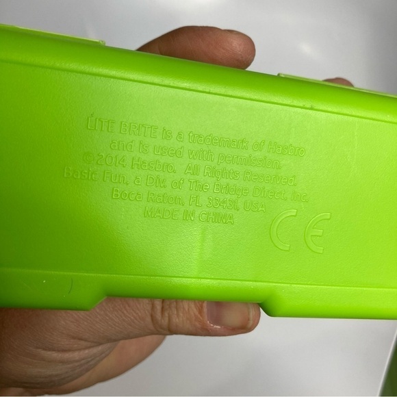 Box of light bright pegs - Picture 5 of 5